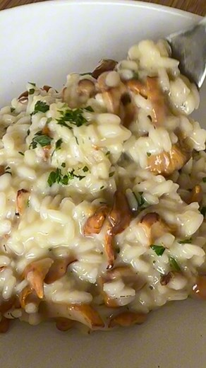 Pfifferlingrisotto Ich liebe Pfifferlinge und ich liebe Risotto, und das allerbeste ist beides zusammen 😉 Wie ich meinen Pfifferlingrisotto mache, das zeige ich euch im Video Zutaten für 3 Personen 300g frische Pfifferlinge 360g Risottoreis (Carnaroli oder Arborio) 1 lt Gemüsebrühe (mit Salz gewürzt) 80 ml Weißwein 60 g Parmesan, gerieben 50 g Butter 1 Zwiebel 1 Knoblauchzehe 2 Esslöffel Petersilie, klein gehackt Olivenöl Salz und Pfeffer Die Pfifferlinge putzen und mit den Händen klein zupfen.