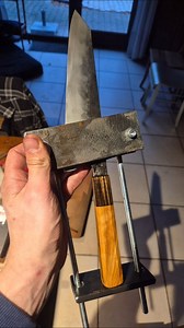 I needed more glueing clamps and a better quality, so I made some ! I still need to fix a problem with the bottom plate but that'll be for another time as it's already working ok for now ! . J'avais besoin de serre-joints a coller les manches en plus grand nombre et de meilleure qualité, alors j'en ai fabriqué ! Il me reste un problème à régler avec la plaque inférieure, mais ce sera pour plus tard, car pour l'instant, ça fonctionne bien ! . . . . . #glueing #clamp #forge #blacksmith #blacksmith