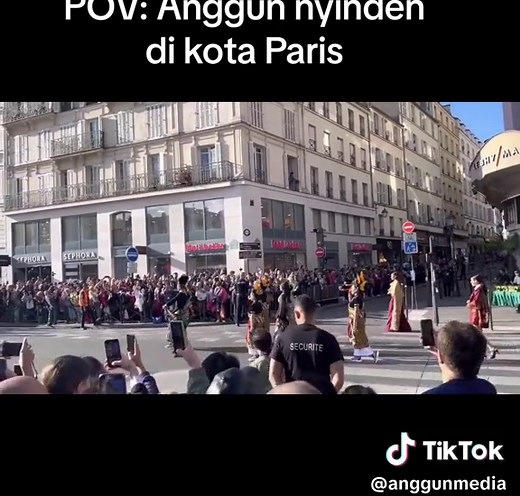 POV: Anggun nyinden di kota Paris