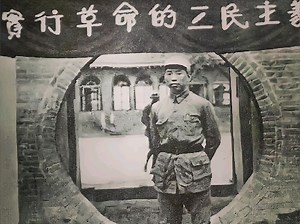 1937年，刘亚楼在抗大留影，双手背负，27岁的他英气勃勃