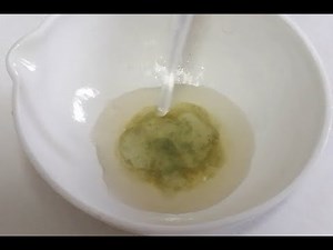 Reacția dintre sulfatul de fier II și hidroxidul de sodiu