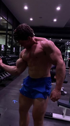 Bicep Workout Single arm cable curls • set cable system to the lowest setting & attach a handle. Grab the handle with one hand & stand up straight. Position your arm slightly in front of your body, once you feel tension in the bicep keep your arm in that place & raise the handle up to your shoulder. Hold in this position for a moment, then return your arm to the starting position. Once desired number of reps are complete, proceed to your other arm & replicate the exercise. #workout #gym #fitness