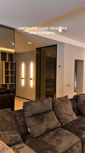 Work in progress în Timișoara. O casă de 250 mp în care am livrat: ✅Mobilier Modulnova și Caccaro (bucătărie, biblioteci, dressinguri) ✅Masă dining & scaune Calligaris ✅Canapea Franco Ferri ✅Uși de interior Albed ✅Profile Shadow Gap și plinte slim Design interior: @uherrobert @cucerencocorina @eclisi.studio Stay tuned pentru a vedea proiectul finalizat!
