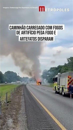 Caminhão carregado com fogos de artifício pega fogo e artefatos disparam