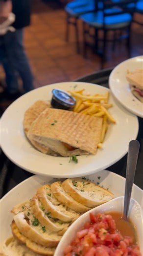 Pastas, pizzas, sandwiches, appetizers, and more  We have the perfect choice for your lunch or dinner today!  | Fratelli's Italian Restaurant | Facebook