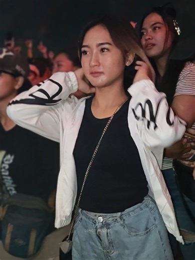 Penonton Menarik di Bagian 306 Tejowangi