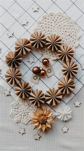 Nadja @liebs.kariert | DIY | Upcycling on Instagram: "| Kranz aus Papiersternen So Ihr Lieben, einen hab ich noch :) Inspiriert von @hallomeinkleines hab ich mich mal an einem Kranz probiert. Ich mochte diese „Hexentreppen“ als Kind schon so gern zum Basteln :) Mag das Ergebnis unheimlich gern!! Die Sterne sind ganz schnell gemacht & können auch von den Kleinsten gebastelt werden. Hab hier Geschenkpapier genutzt. Einfach zwei Streifen abschneiden. Und los geht’s! :) SPEICHERT euch die Idee gern