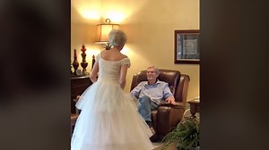 Megható videó: 60 év után újra felvette a menyasszonyi ruháját, férje egyszerűen elolvadt