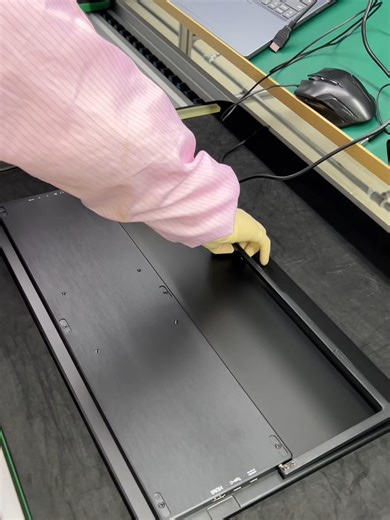 25.6 inch portable monitor final power test ⚡ Assembly line testing before shipment OEM / ODM portable display factory Quality check for global export #PortableMonitor #25InchMonitor #PortableDisplay #FactoryProcess #AssemblyLine #QualityTest #PowerOnTest #OEMFactory #ODMManufacturer #ElectronicsManufacturing #ChinaFactory