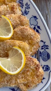 ✨ Kuřecí řízečky z trouby – bez smažení, křupavé a šťavnaté! 🍗 K tomu dva svěží saláty – rajčatový s mátou 🍅🌿 a okurkový s jogurtem a koprem 🥒🥛. Rychlý, lehčí a přitom pořádně dobrý oběd pro celou rodinu. 💙 👉Použijte kód PEPANEMRAVA a získejte 500 Kč na první nákup v aplikaci Guláš! Stačí napsat kód do soukromé zprávy na @gulas_aplikace a obdržíte svůj voucher 🎁 Kuřecí řízečky z trouby Ingredience: 🍗 800 g kuřecích prsou 🥚 4 vejce 🥖 strouhanka ze 4 rohlíků 🌾 hladká mouka 🌻 rostlinný