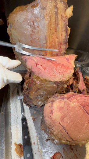 Lawry’s serves the best prime rib in America! #Lawrys #lawrystheprimerib #primerib #primeribnight #primeribdinner #mediumrare #steakhouse #meat #meateater #steak #roastbeef #slowroasted #juicy #primeriblover #foodreel | Dongkyuverymuch