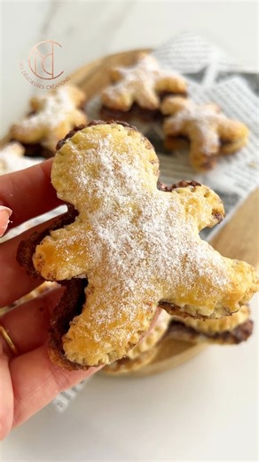✨ Petits bonhommes feuilletés à la pâte à tartiner 😍 ✨ Une recette ultra simple et trop mignonne à faire avec les enfants 👨‍👩‍👧‍👦 Pour 3 grands bonhommes et 5 petits, il vous faut : 🥐 1 pâte feuilletée 🍫 Environ 2 c. à soupe de pâte à tartiner (plus ou moins selon votre gourmandise 😋) 🥚 1 jaune d’œuf un peu de lait ou de crème pour la dorure 🍬 Un peu de sucre glace pour la déco Préparation : 1️⃣ Étalez la pâte feuilletée et nappez la moitié d’une fine couche de pâte à tartiner. 2️⃣ Rep