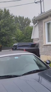 435K views · 2K reactions | À quoi ça sert de laisser des instructions de livraison si les livreurs UPS les lisent pas? Le livreur a laisser mes boites à la mauvaise place et comme il pleuvait beaucoup ben le temps que jarrive les boites étaient scrap | Spotted Service de marde | Facebook