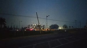 Darkness descends on the Jamalco alumina plant in Hayes, Clarendon after a fire left it without electricity. The fire broke out at the power house after a blown flange on the Bunker C oil line. - Nathaniel Stewart video. #GLNRToday | Jamaica Gleaner