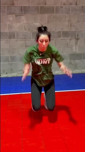 Use these kneeling jump ups to tuck jumps to build an explosive vertical jump. #jumptraining
