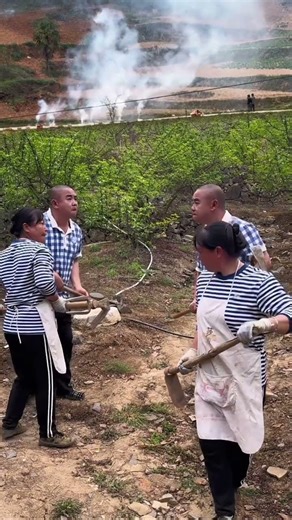 Enemies meet, eyes turn red especially #Funny Couples #Love Degree Incentive Program