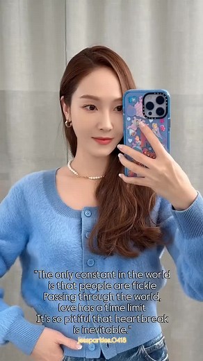 Jessica Jung singing a few lines from 郁可唯 Yisa Yu [ 路過人間 Walking by the world ]