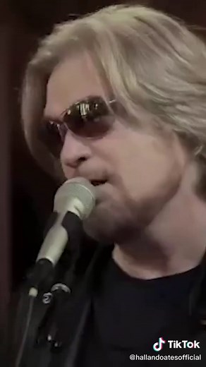 “Life’s Been Good” - Live From Daryl’s House with #joewalsh!@realdarylhall #lfdh #livefromdarylshouse #rocktober
