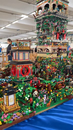 Maestoso diorama comunitario a tema LEGO Ninjago firmato @mo.c.bricks ed esposto a @gardacon_ #lego #legoninjago | Il Mastro Costruttore