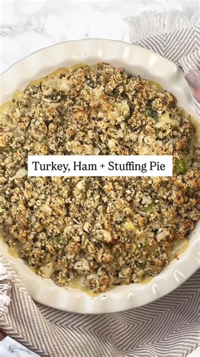 Anna Wallace ANutr | Nutritionist on Instagram: "Festive Turkey, Ham + Stuffing Pie 🎄 This is your sign to make this stuffing pie with your Christmas leftovers, you will not regret it one bit. Save this post for boxing day ⭐️ Pop a YES below if you plan to give this a go! Just a little note, I used raw Brussels sprouts and leeks. Plus bread stuffing, not a meat based stuffing. Serves: 4 Ingredients: Ingredients: 1 tbsp olive oil 1 large leek, finely sliced 250g Brussels sprouts, finely sliced 5