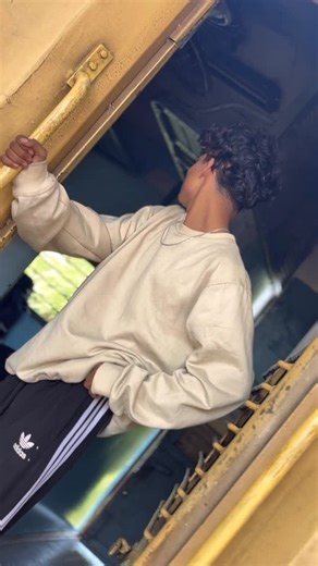 Sabarizz  on Instagram: "Apdindra 😹🤍 #reel #instagood #trendingreels #instragram #viralreels #reels #trending #instagood #walk #stylish #styling #likeforlife"