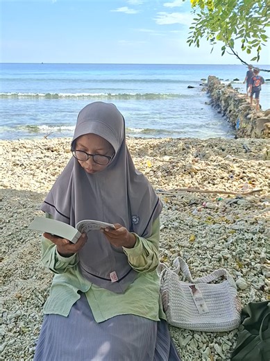 Jujur saja saya kaget kok kenapa di vt-vt saya sebelumnya seperti vt tentang eperpusdikdasmen dan elibkalteng banyak sekali komentar tentang jual beli ebook atau ada yang mau kasih ebook secara gratis? Padahal bukan itu yang saya harapkan. Yang saya harapkan adalah bahwa kita membaca dari sumber-sumber yang legal. Makanya salah satu motivasi saya buat vt tentang perpus digital, bagaimana tutorial mendaftarnya, dan lain sebagainya. 🤬. Berhentilah komen di vt-vt saya tentang ebook-ebook yang tida