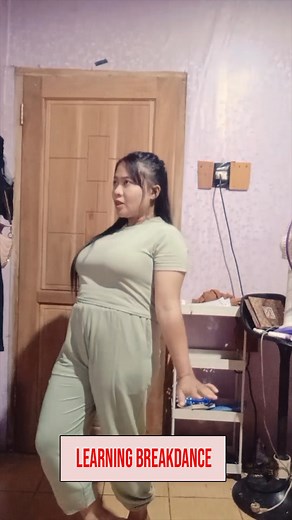 The cat made fun of me while I was learning breakdance 🤣😂😂 #funn #funnycat #hilarious😂 #comedyposts | Barlita