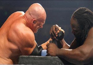 凯恩与马克亨利进行掰手腕对决，黑猩猩耍赖，将凯恩爆桌！