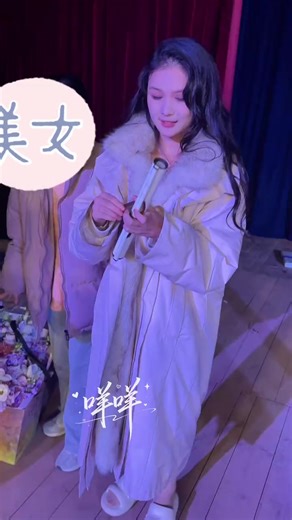 Fan draw and write message to Zuoyi. Sharing fans visited Zuoyi on the last day of filming “Black Moonlight 2” (source from Mie Mie). 粉絲畫畫和祝福語給一一。分享探班視頻《黑月光2》殺青當日20260118 （片源咩咩） #zuoyi #左一 #shortdrama #tảnhất #tềnhất