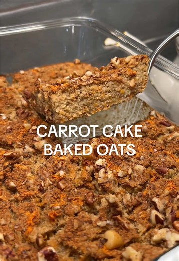 The yummiest simplest snack ever. So perfect for meal prepping with the precut squares 🥕🍯🌰 Ingredients: - 1/2 cup shaved carrots - 1 banana smashed - 1 cup oat flour - 1.5 tsp baking powder - 1 tsp vanilla - 1 cup almond milk - 2 tsp cinnamon - 2-3 tbsp raw honey or maple syrup - Top with: chopped walnuts, carrot shavings, cinnamon, & sea salt Bake: - In 1 large baking dish (approx 12x6???) bake at 350° about 50 mins or until you can stab the middle with a knife and it come out clean - Let co