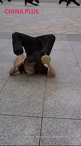 Praktika e përditshme ndër vite e ndihmoi këtë vajzë që merret me kungfu të kryejë me mjeshtëri rrokullisje dhe salto pa ndërprerje. (video/ChinaPlus) | Radio Ejani