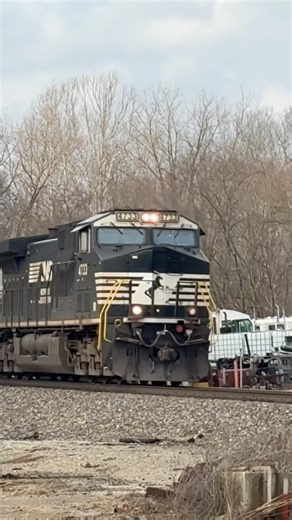 NS 197 with a signal C6M leader 12/28/25 #norfolksouthern #train