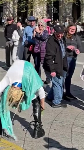 We should always help the older.#silvermanstatueofficial #floating #levitating #ilusion