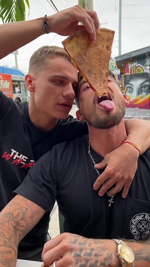 He showed me how I have to eat the pizza 🍕🤪