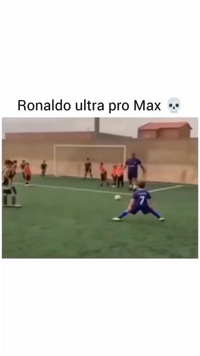 @futboll_x69 on Instagram: "2001년 개봉한 영화 “A Beautiful Mind”는 단순히 천재 수학자의 삶을 다룬 작품이 아니라, 인간이 내면의 혼란 속에서도 어떻게 사랑과 신뢰로 자신을 되찾아가는지를 보여주는 깊은 이야기입니다. 화려한 계산 장면보다 존 내쉬가 마음속 그림자를 이겨내려는 순간들이 훨씬 더 오래 기억에 남죠. 특히 그가 현실과 환상 사이에서 흔들리면서도 끝까지 아내를 향한 마음을 놓지 않는 모습은 묘하게 가슴을 저릿하게 만듭니다. 이 영화에서 감정을 완성시키는 요소는 바로 잔잔한 피아노 선율과 차분한 배경음악입니다. 처음에는 조용히 스며들지만, 어느 순간 관객도 모르게 내쉬의 감정에 같이 잠기게 되죠. 후반부, 아내가 내쉬의 손을 잡아주던 장면에서는 음악과 화면이 자연스럽게 겹쳐지면서 눈시울이 뜨거워지는 경험을 하게 됩니다. 많은 이들이 “이 장면만 떠올려도 이상하게 마음이 찡하다”고 말하는 이유도 그 때문일 겁니다. 이 영화가 여러 상을 