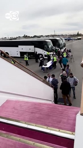 Texas flies migrants from border to Chicago: TX Governor's office calls it a "historic" new action. abc13.co/3RRthy3 | ABC13 Houston