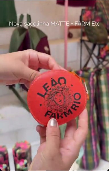 FARM ETC MATTE LEÃO 🦁 sacolinha me leva matte Por R$62,10 frete grátis acima 399 aplicando: Código vendedora 7B4728 https://www.farmrio.com.br/sacolinha-me-leva-silk-matte-leao-etc_inv26_silk-matte-leao_preto-366017-57275/p?brand=farmetc?utm_campaign=7B4728