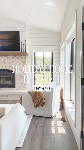 Today’s task: simplify your surfaces create breathing room✨ Start by clearing off any counters or tables that have become drop zones …keys, mail, chargers, toys… all the things that land there “for now.” Give everything a real home so these spots stop collecting clutter in the first place. ✔️Then try this: remove a few décor pieces for a week and notice how the space feels. Not every corner needs something in it, and not every wall needs to be filled. Creating open, empty space brings breathing