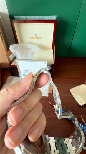 How to adjust the watch strap