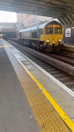 Diesel Freight Train | Freightliner