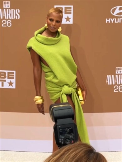 Eva Marcille arrives at the #BETAwards and reminds everyone she's a top 👏 model 👏. #evamarcille