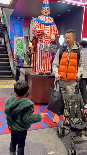 Drummer mascot in Dotonbori #osaka #japantravel #dotonbori #osakajapan #japan