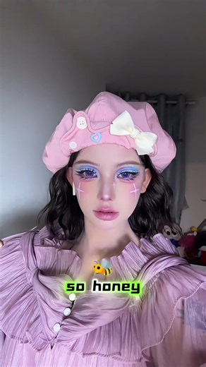 Do you think it looks more like a doll or an alien???Comment..👩🏻‍🦲⭐️#makeuptutorial #fantasymakeup #creativemakeup #makeuptransformation #makeup