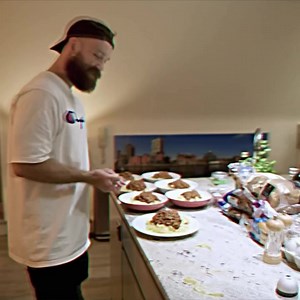 3K views · 103 reactions | DISASTER for Si in the latest episode of Come Dine With Broco 臘‍♂️ but just how harshly will Matt mark him down? https://youtu.be/4hqVN_PSiYQ  | DON BROCO | Facebook