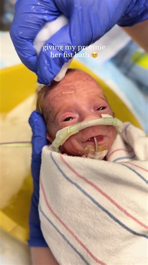 Be still my heart 🥹🧼 #preemie #preemiestrong #nicubaby #nicumom #firstbath