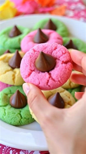 🌸 Pastel Blossom Sugar Cookies 🍪 These Pastel Blossom Sugar Cookies make me smile every single time I pull them out of the oven. They’re soft in the center, lightly crisp around the edges, and rolled in sparkling colored sugar that gives them that classic bakery-style shimmer. And that chocolate blossom pressed right in the middle? Pure nostalgia. I especially love making these for Easter baskets or spring brunch tables — the pastel colors look so cheerful and sweet sitting on a big white plat