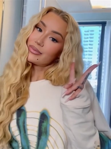 Iggy Azalea: Smart and Pretty Feminine Empowerment