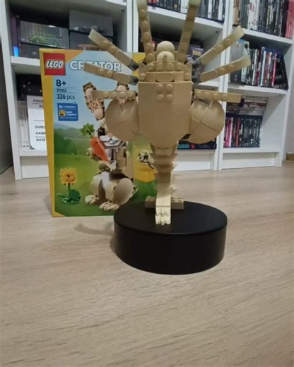 Paweł Juszczak on Instagram: "Facehugger w wersji LEGO! 😍 Model zbudowany z zestawu LEGO 31162. Mimo prostej, klockowej formy figurka bardzo dobrze oddaje charakter kultowej istoty z uniwersum Obcego. To świetny przykład na to, jak przemyślany projekt i kilka detali potrafią stworzyć rozpoznawalną i efektowną formę. Budowa była czystą przyjemnością, a gotowy model dobrze prezentuje się na półce. Jak Wam się podoba taka interpretacja w świecie LEGO? 😁 #facehugger #facehuggerlego #