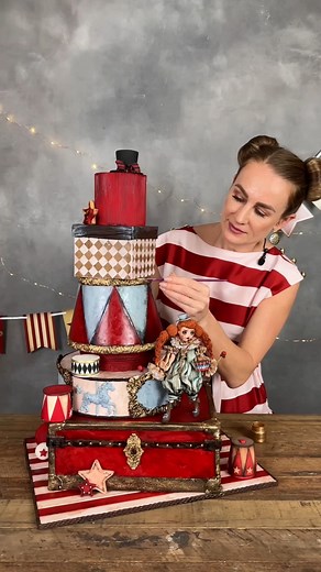 This Vintage Circus Cake will always be special — it was the first collaboration between @ekats and @av_zholob 🎪🤡 We poured so much heart into it, from the sugar clowness to every tiny toy detail. It’s the kind of project that reminds me why I love cake artistry — storytelling through sugar and design. In this course, you’ll learn everything from baking the honey cake and layering it with ganache to shaping, colouring, and decorating it in a vintage circus style. You’ll also create sugar figur