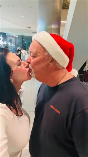 #mommykisses #🎁💋❄️ #santaclaus | Dr. PiperP says 1 kiss a day! | Piper Press